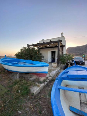 Гостиница Il Cubo, monovano col mare su tre fronti., Фавиньяна